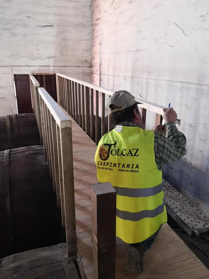 Carpinteiro da Jolcaz a montar uma guarda em madeira