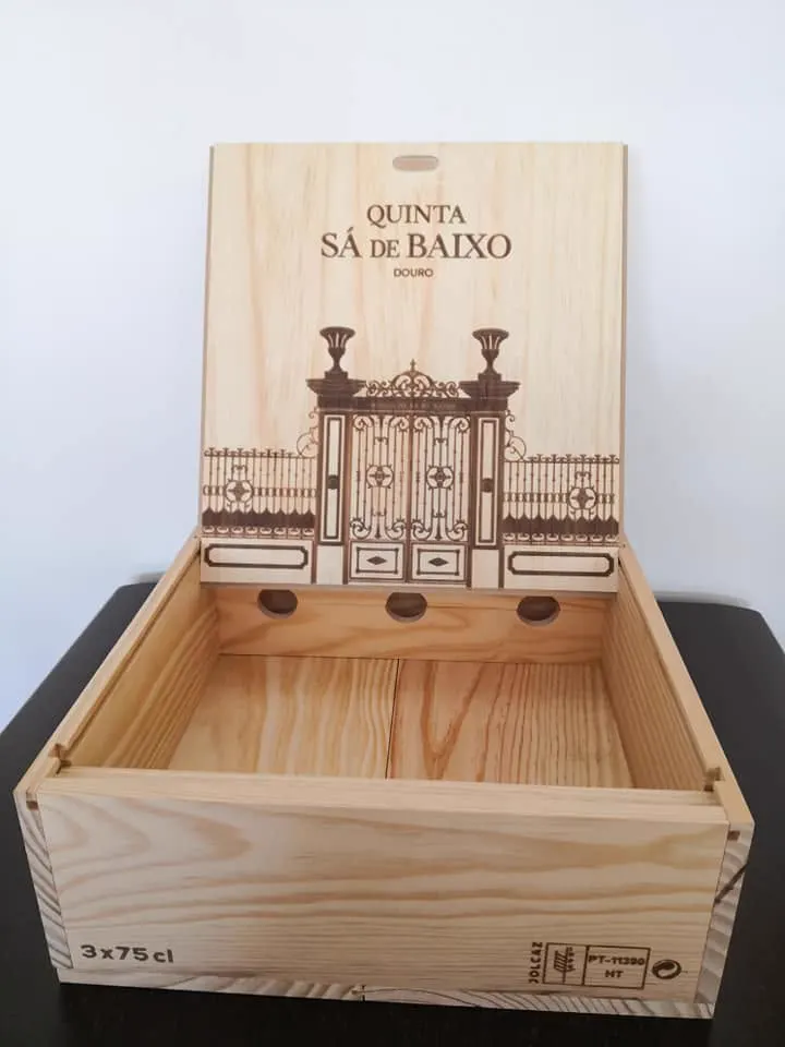 Caixa de vinho em madeira com gravação Quinta Sá de Baixo