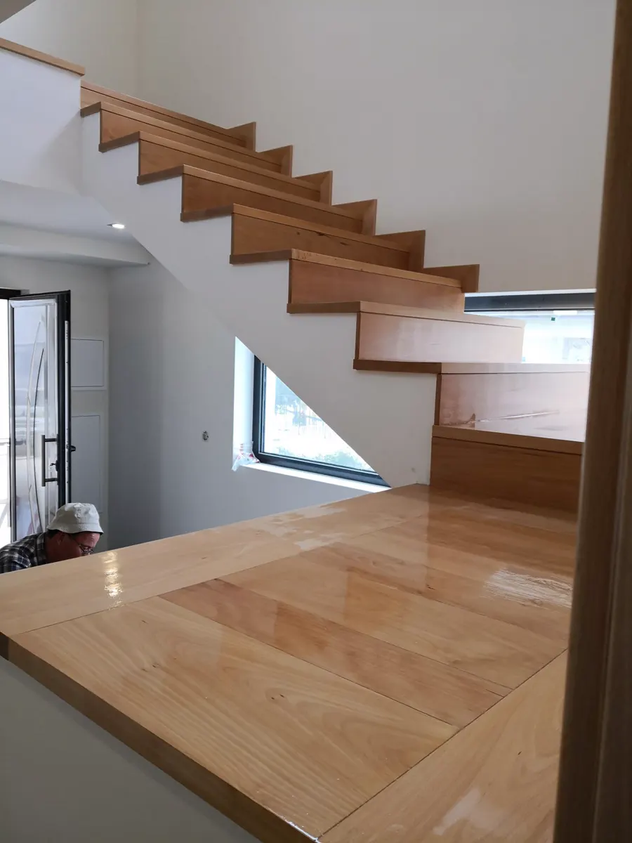Escada interior em madeira maciça
