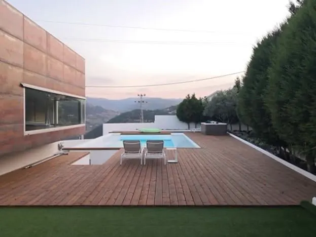 Deck em madeira junto a piscina