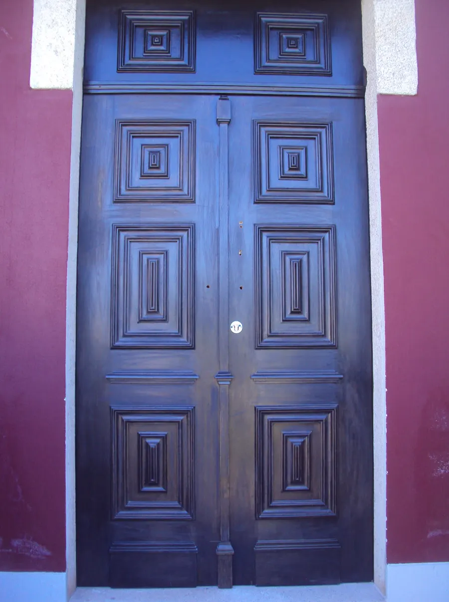 Porta dupla em madeira almofadada